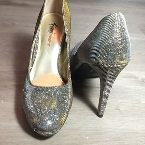 Fioni Night two tone metallic fabric pump.
